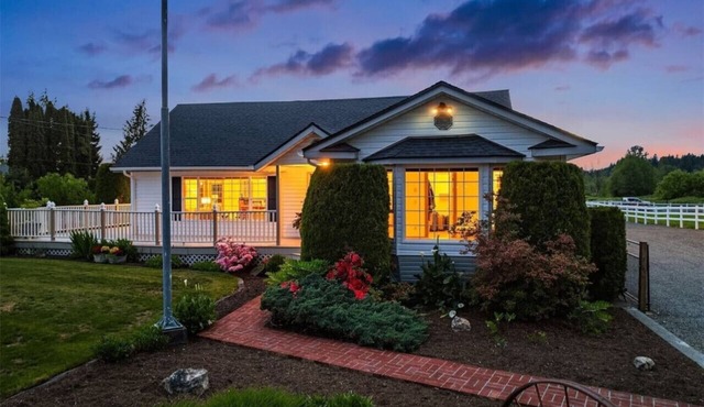 Snohomish 10+Acre 5BR | Hot Tub, Pond & Stables