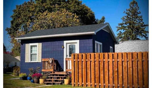 Snug Owl Cottage - Starved Rock area tiny house