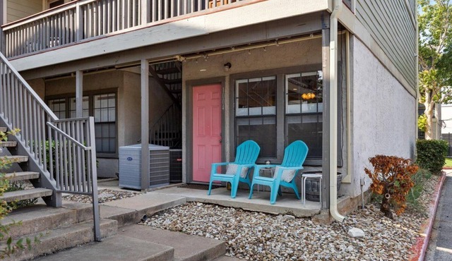 SoCo Condo, 2br/2ba, updated bright space with great pool + parking!