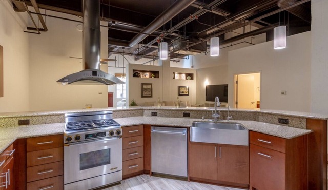 Sophisticated Comfort: Luxury Loft w/Chef's Kitchen in Gaslamp Quarter