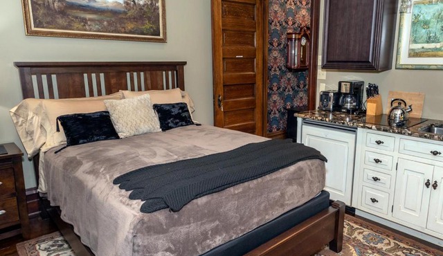 South Broadway Manor B&B - Near Fallingwater, Ohiopyle State Park, Hiking & Biking trails GAP