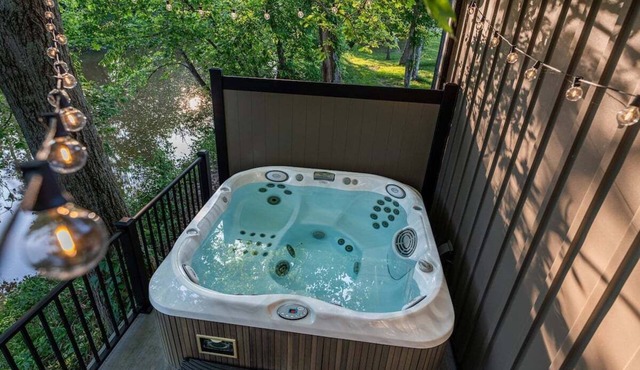 Southern Ohio Retreat w/Private Hot Tub