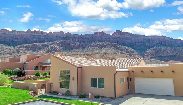 Southwest Charm and Amazing Views, just minutes from town!