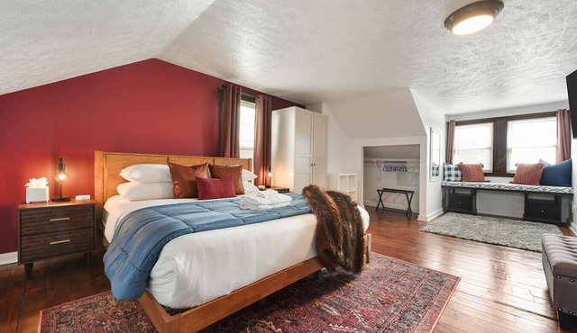 Spacious 1 bedroom Close to Downtown and Stadiums