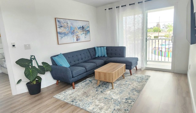 Spacious 1-bedroom condo w/AC, private & centrally located in Clairemont