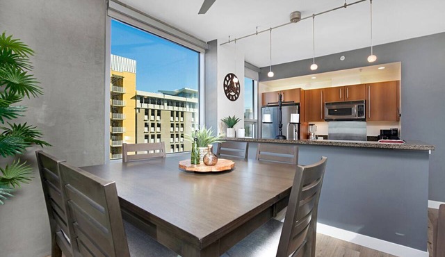 Spacious 2 Bedroom Condo in the Heart of Downtown!