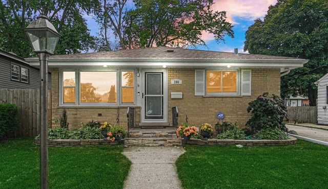 Spacious 3-bedroom apartment with AC,WiFi in charming Bartlett,free washer/dryer