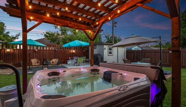 Spacious 3bdrm w/hot tub 20 mins from DT Austin