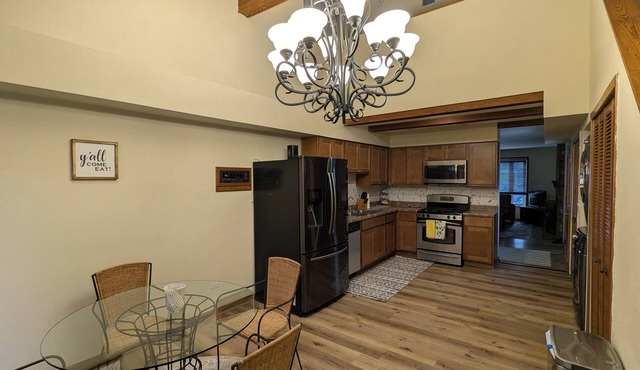 Spacious 4-bedroom townhome in amazing Round Lake Beach with AC, WiFi