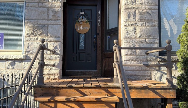 Spacious 4-bedroom townhome in fantastic Bronzeville Chicago Neighborhood