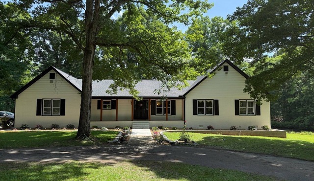Spacious 4BR Lakefront Getaway in Hampton with Trails & Scenic Views in Hampton