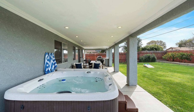 Spacious 4BR Outdoor Kitchen, Hot Tub & Fun