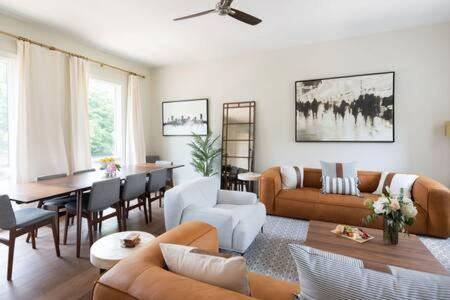 Spacious 4BR, Rooftop Patio, Garage, Walk to Faves, 5 Mins to Nissan Stadium, Less than 10 Mins to Broadway, 24 Hr Hospitality, Great for Groups