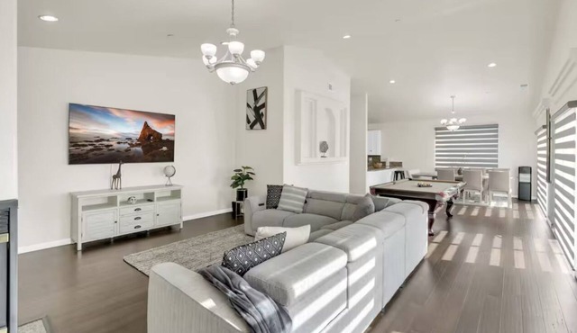 Spacious 5-bedroom house in welcoming Spring Valley with AC, WiFi