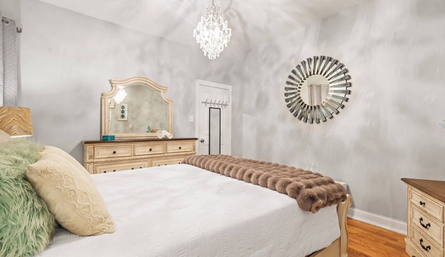 Spacious 5-bedroom/2-bathroom apartment in marvelous Chicago with AC, Wi-Fi in Chicago