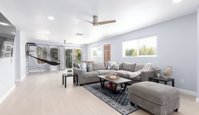 Spacious 5-bedroom house in San Diego with Games, BBQ, POOL TABLE, WiFi, AC