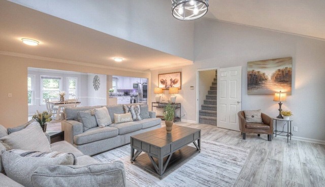 Spacious 5 bedroom house in serene Columbia with WiFi, AC