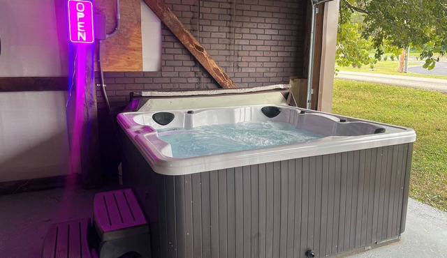 Spacious 5-bedroom House, Garage/Hot Tub/Bar, Close to RRG, Fiber WiFi