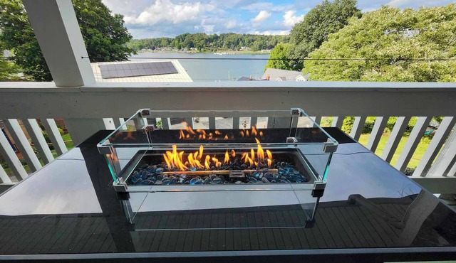 Spacious 5-bedroom lake house in charming Hanoverton with hot tub, WiFi, AC