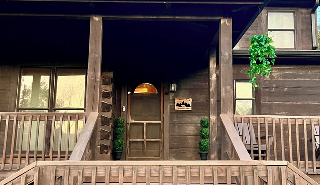 Spacious 5-bedroom lodge on 13 acres in Mt. Juliet near lake and Nashville