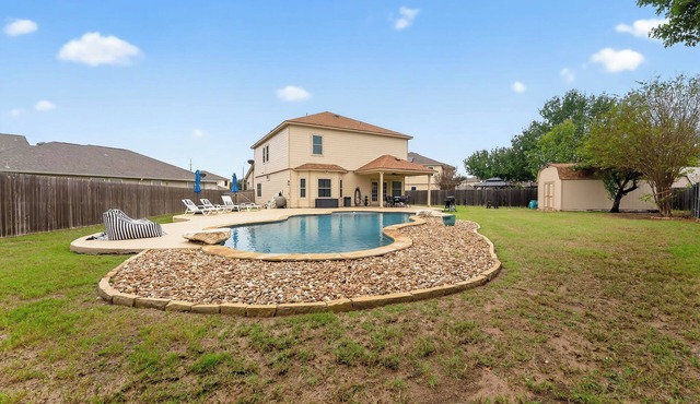 Spacious 5BR - River Float - Pool - Fire Pit in Cibolo