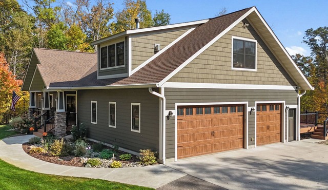Spacious 6-bedroom house w/Pond Views near resorts, golf, fun & beautiful lakes.