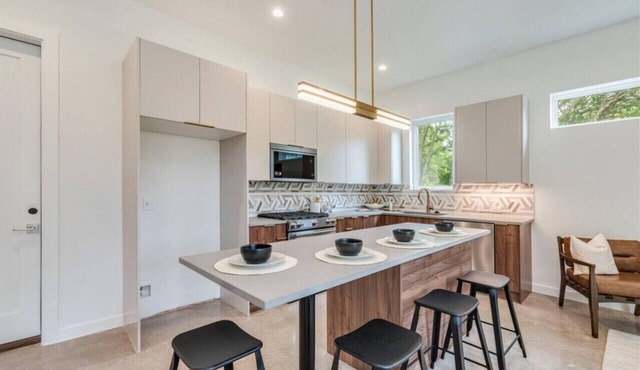 Spacious 6BR Retreat: Two Homes Side-by-Side - Ideal for Large Groups & Families