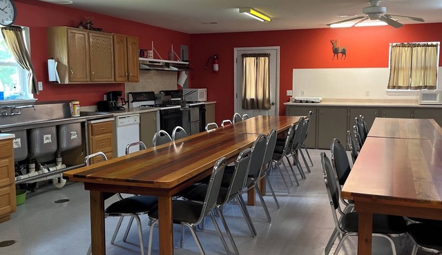 Spacious 8-bedroom lodge in delightful Batchtown with WiFi, AC