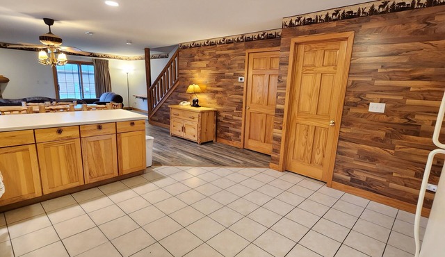 SPACIOUS AND COZY VILLA LOCATED ON RESORT WALKING DISTANCE FROM STARVED ROCK