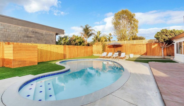 Spacious & Central 5-bedroom house in San Diego with Pool + Firepit, Sleeps 11