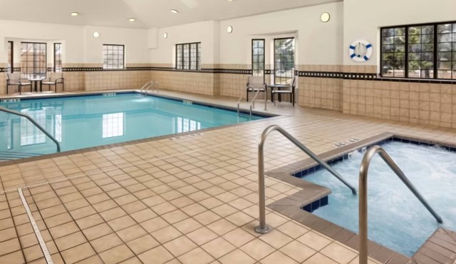 Spacious Extended Stay in Bloomington with Breakfast – Great for Families in Bloomington