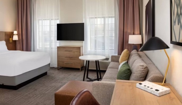Spacious Extended Stay in Bloomington with Breakfast – Great for Families in Bloomington