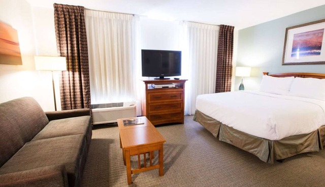 Spacious Good-Value Accommodation! Close to Walnut Creek Greenbelt, w/Pool!