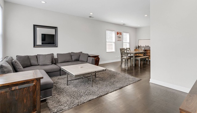 Spacious Hideaway minutes from Downtown w/Parking