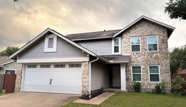 Spacious home in Cedar Park w/treehouse room. Pet-Friendly!