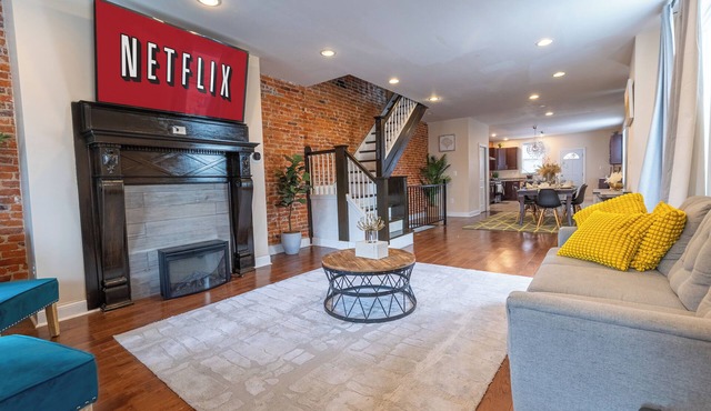 Spacious Home Sleeps 10/Near Train to Center City
