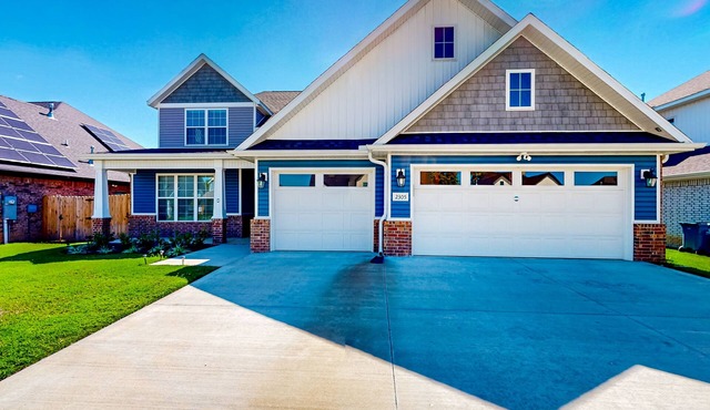 Spacious home with enclosed yard, foosball table, & children's items - dogs ok