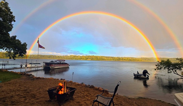 Spacious Lakeside Cabin: 2 Private Docks, Beach, 4 Kayaks, Floaties and More!