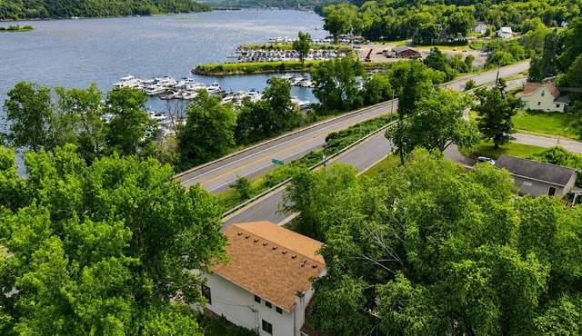 Spacious light-filled house near Stillwater - The Stone's Throw Riverhouse