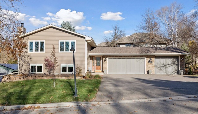 Spacious, Modern 5-bedroom House with Hot Tub near Medicine Lake