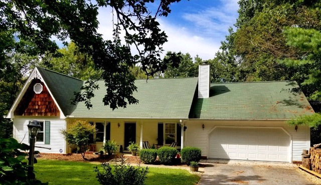 Spacious Mountain Getaway near Natl Forest, Blue Ridge Parkway and Asheville