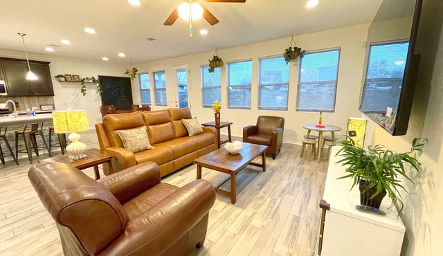 Spacious North Austin Retreat ✦ Family Pet Friendly ✦ Near Domain, Q2 & Downtown