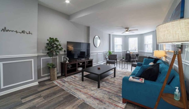 Spacious Pilsen 3BR Apt,AC,Laudry,Free Parking in Chicago