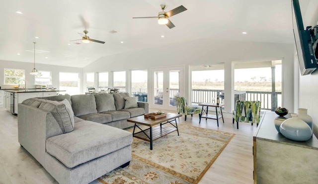 Spacious San Jacinto River Home w/Waterfront Deck