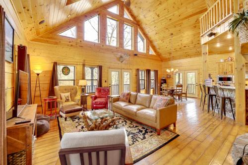 Spacious & Secluded Cabin: 25 Mi to Bentonville!