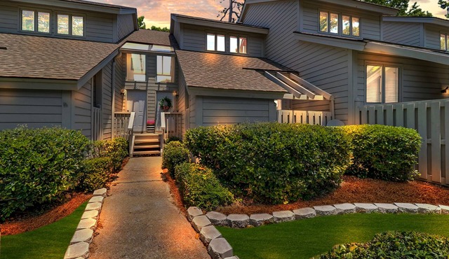 Spacious townhome located in Shipyard. STR permit #026479 Town of Hilton Head.