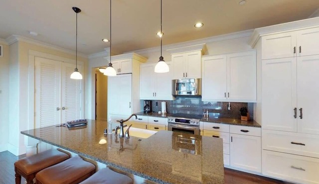 Spacious Villa -3 Min Walk to Beach, Private Lanai