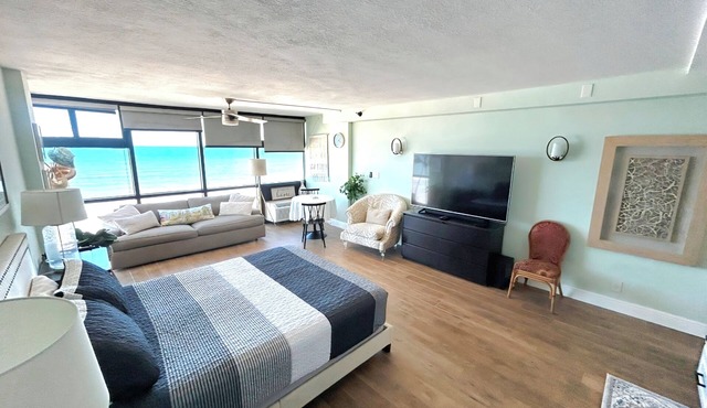 Spectacular views - direct oceanfront studio w/kitchen & pool