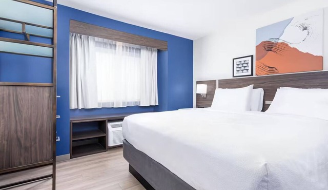 Spotless, Modern Queen Room Near Clarion Local Diners, w/Free Parking in Clarion County