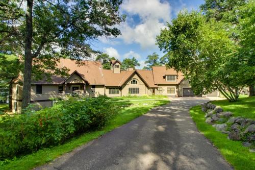 Sprawling Minnesota Home w/On-Site Lake Access